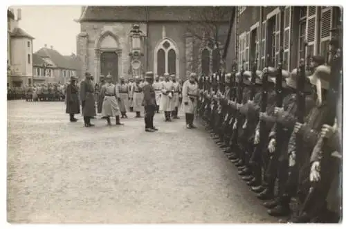 Fotografie Ansicht Ensisheim / Elsass, König Wilhelm von Württemberg inspiziert Soldaten zur Königsparade 1917, 1.WK