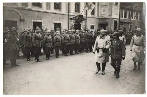 Fotografie Ansicht Ensisheim / Elsass, König Wilhelm von Württemberg nebst Stabsoffizieren vor Lazarett 1917, 1.WK