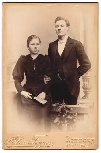 Fotografie Alex Tepper, Rixdorf, Bergstrasse 123, Junges Paar im Sonntagsstaat, sie im taillierten Kleid, er im Anzug
