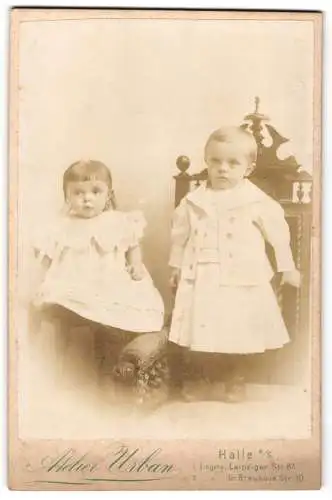 Fotografie Atelier Urban, Halle a. S., Leipziger Str. 87, Zwei kleine Mädchen in weissen Kleidern mit abwartenden Blicken