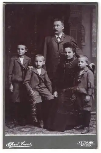Fotografie Alfred Lucas, Neudamm /Soldin, Bürgerliche Familie, Eltern mit drei Knaben im Sonntagsstaat