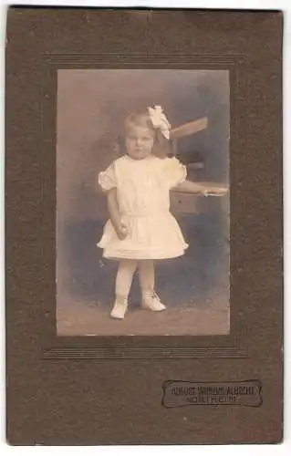 Fotografie August Wilhelm Albecht, Northeim, Junges Mädchen im weissen Kleid mit einer Schleife im Haar