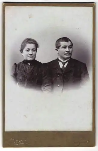 Fotografie H. Oeser, Weinheim i. B., Friedrich-Str. 5, Junges Ehepaar im Sonntagsstaat, sie mit einer Brosche am Kragen