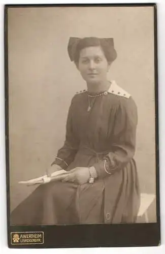 Fotografie A. Wertheim, Berlin, Leipzigerstr., Junge Dame im Kleid mit einer Schleife im Haar und einem Medaillon