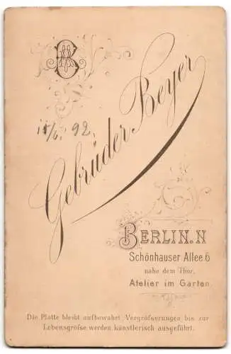 Fotografie Gebrüder Beyer, Berlin, Schönhauser Allee 6, Junger Mann im karierten Sakko mit gezwirbeltem Schnurrbart
