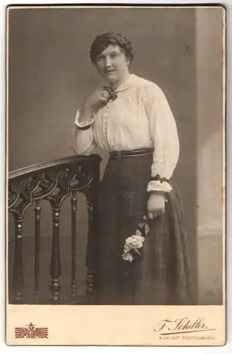 Fotografie F. Schiller, Wien, Mariahilferstrasse 107, Junge Frau mit aufwendig geflochtenem Haar und einer weissen Rose