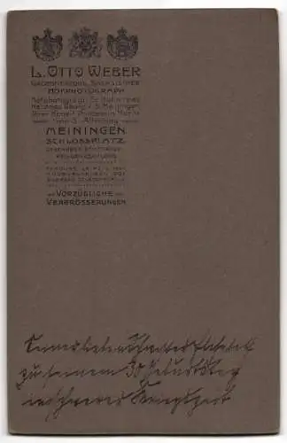Fotografie L. Otto Weber, Meiningen, Schlossplatz 6, Junger Mann mit hoher Stirn im Anzug überm Hemd mit Stehkragen