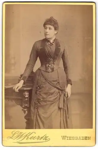 Fotografie L. W. Kurtz, Wiesbaden, Friedrichstr. 4, Junge Frau im taillierten Kleid mit aufgenähtem Revers