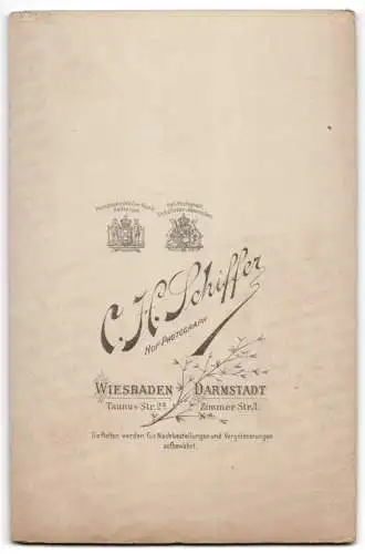 Fotografie C. H. Schiffer, Wiesbaden, Taunus-Str. 2a, Älterer Herr im Anzug mit Fliege, mit weissem Backenbart