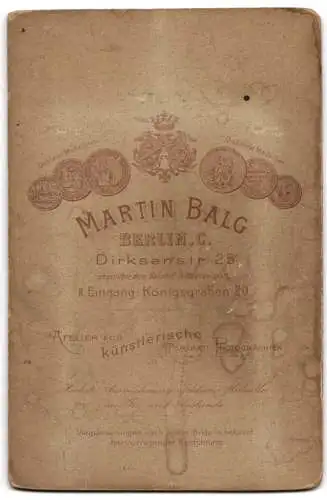 Fotografie Martin Balg, Berlin, Dirksenstr. 25, Bürgerliche Dame mit grauem Haar im eleganten Kleid mit Zierrevers