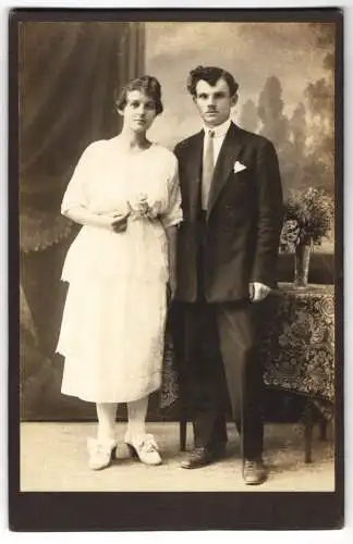 Fotografie unbekannter Fotograf und Ort, Junge Paar im Sonntagsstaat, beide mit lockigem Haar und ähnlicher Frisur