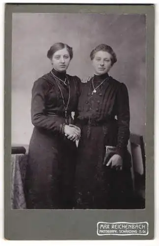 Fotografie Max Reichenbach, Schärding /O.-Oe., Bahnhofstrasse 183, Zwei Schwestern in taillierten dunklen Kleidern