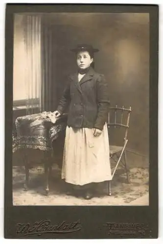 Fotografie W. Hegenbart, Tamsweg, Amtsgasse 142, Bürgerliche Dame mit Mantel überm Kleid und Hut mit gerader Krempe