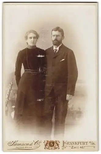 Fotografie Atelier Samson & Co., Frankfurt a. M., Zeil 46, Junges Ehepaar, er im Anzug mir einer Krawatte, mit Kneifer