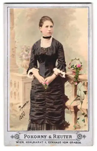Fotografie Pokorny & Reuter, Wien, Portrait junge Frau Irma im dunklen Kleid, Handkoloriert