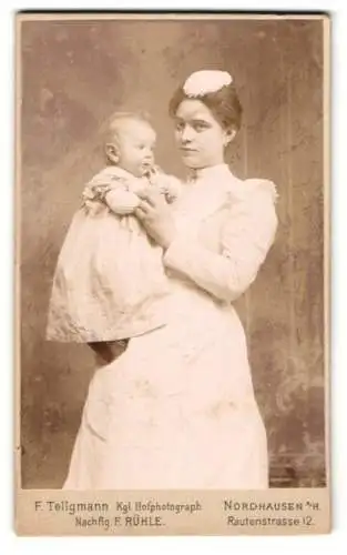 Fotografie F. Tellgmann, Nordhausen a. H., Kindermädchen / Amme mit ihrem Schützling im Arm