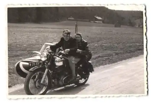 Fotografie unbekannter Fotograf und Ort, Sarolea Motorrad mit Beiwagen, Kennzeichen W 28.937