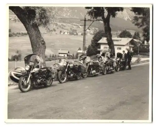 Fotografie unbekannter Fotograf und Ort, Sarolea Motorräder mit Beiwagen parken am Strassenrand