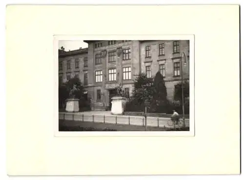 Fotografie unbekannter Fotograf, Ansicht Wien, Frontansicht der Meidlinger Kaserne
