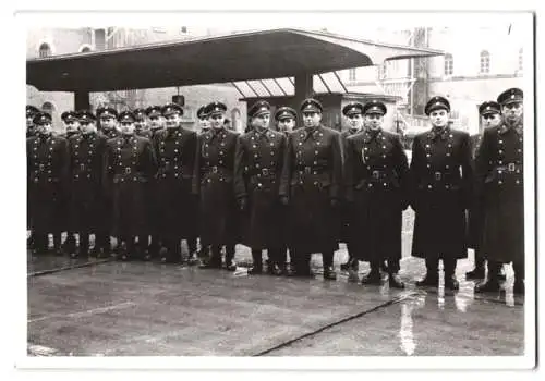 Fotografie unbekannter Fotograf, Ansicht Wien, Soldaten in Uniform vor der Rossauer Kaserne