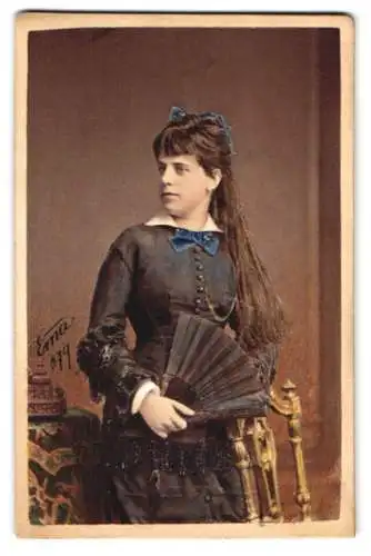 Fotografie Franz Neumayer, München, Portraitmalerin Emma von Müller, Edle von Seehof im Jahre 1879, Handkoloriert