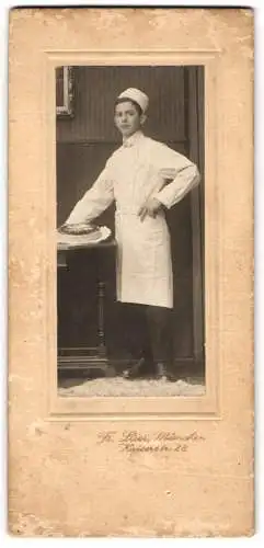 Fotografie Fr. Stier, München, Kaiserstr. 28, Konditor Lehrling Franz Brandmeier mit Torte 1914