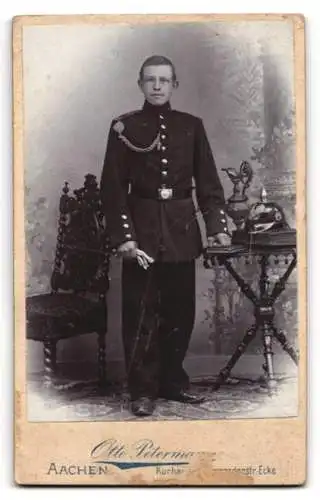 Fotografie Otto Petermann, Aachen, Promenadenstrasse, Portrait Kaiser Wilhelm II. Standarten & Armee-Ausrüstung