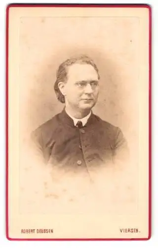 Fotografie Robert Deussen, Viersen, Gereonstrasse 19, Portrait Geistlicher mit Brille
