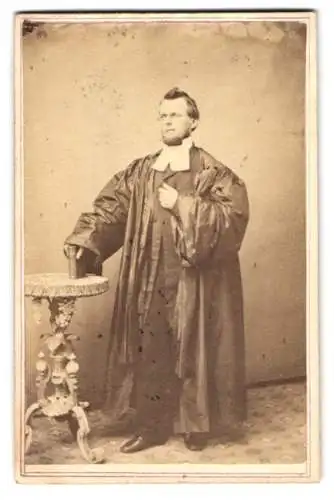 Fotografie S. Stokes, Trenton, 30 East State Street, Geistlicher mit Kinnbart & Brille im weiten Gewand