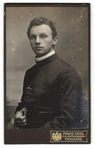 Fotografie Franz Ress, Freising, Am Wörth 100, Portrait junger Geistlicher um 1911