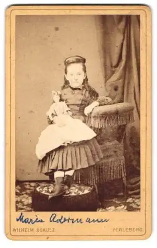 Fotografie Wilhelm Schulz, Perleberg, Mühlenstrasse 5, Marie Odermann mit Puppe / Dolly im Arm