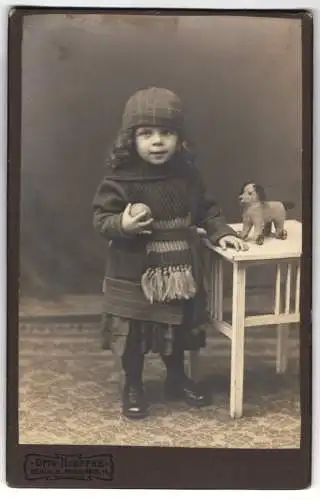 Fotografie Otto Hoeffke, Berlin, Prinzenstrasse 11, niedliches Mädchen mit Ball und Spielzeug-Hund