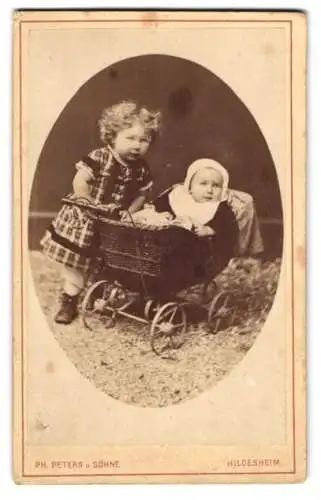 Fotografie Ph. Peters & Söhne, Hildesheim, Goschenstrasse 763, Mädchen nebst Baby im Kinderwagen