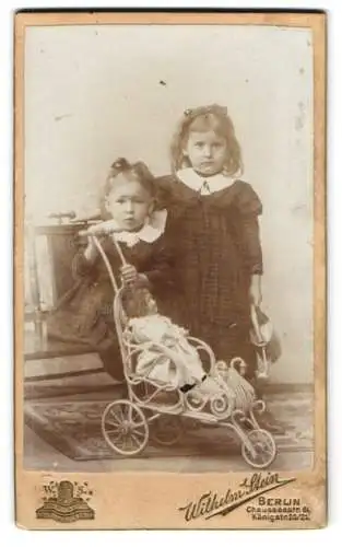 Fotografie Wilhelm Stein, Berlin, Chausseestrasse 66, Mädchen mit Puppe und Puppenwagen im Foto-Atelier