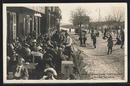 AK Feldberg / Schwarzwald, Gäste auf der verschneiten Terrasse
