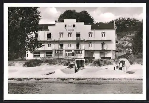AK Grömitz, Hotel Miramar mit Strandpartie