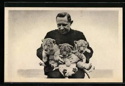AK Circus Kapitän Alfred Schneider mit jungen Tigern