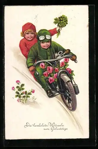 Künstler-AK Kleines Paar auf dem Motorrad mit Rosen und Kleeblatt