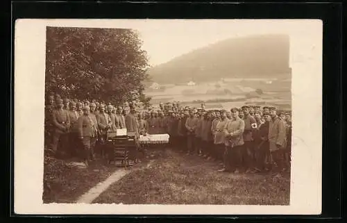 Foto-AK Feldgeistlicher und Soldaten in Uniform bei einer Messe