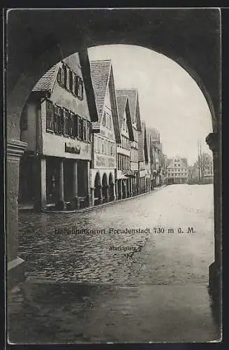 AK Freudenstadt, Marktplatz, durch ein Tor gesehen