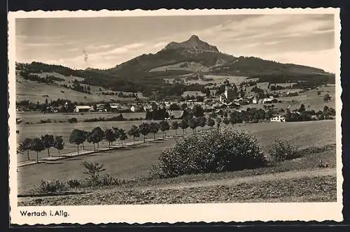 AK Wertach /Allg., Gesamtansicht mit Umgebung und Berg