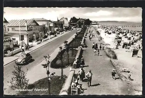 AK Niendorf /Ostsee, Strasse und Strandpromenade aus der Vogelschau, VW-Käfer