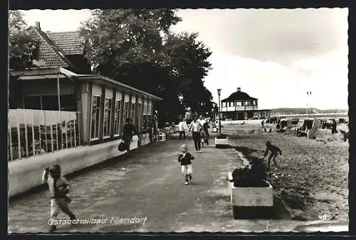 AK Niendorf /Ostsee, Auf der Strandpromenade