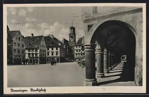 AK Memmingen / Bay., Marktplatz mit Arkadengang, Kirchturm und Häuser