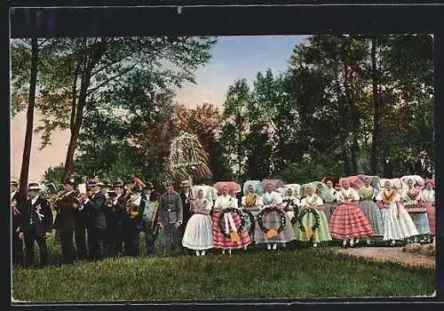 AK Burg /Spreewald, Richtfestzug, Einbringen der Krone