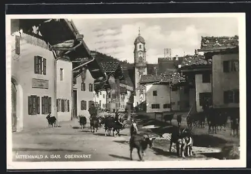 AK Mittenwald a. Isar, Obermarkt mit Kirche und Ziegen