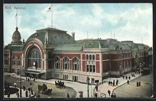 AK Kiel, Passanten und Kutschen vor dem Bahnhof