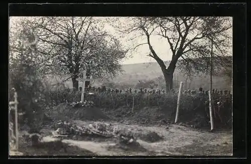 AK Kriegsgräber, Soldaten bei einer Trauerfeier