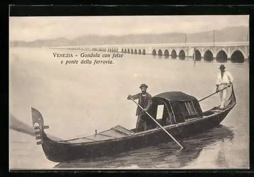 AK Venedig / Venezia, Gondola con felze e ponte della ferrovia