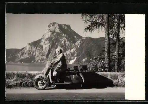 AK Fahrerin auf Puch-Motorroller auf einer Strasse an Gewässer im Gebirge, Kennzeichen D-23-627